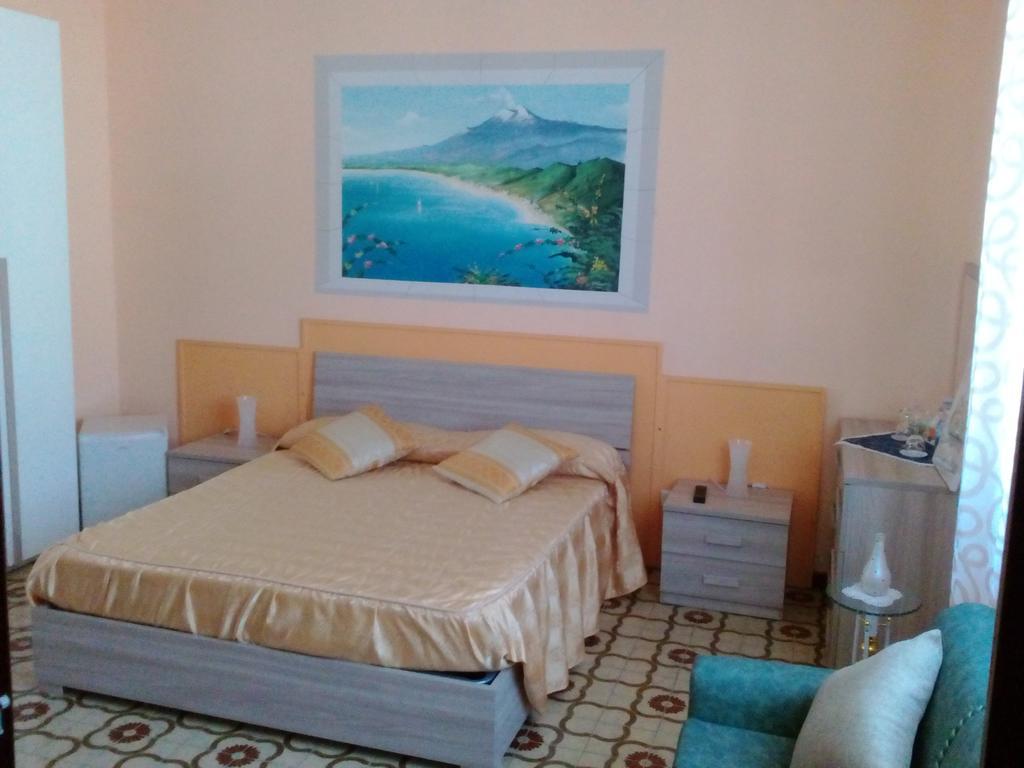 Beb I Delfini Di Casa Paola Bed & Breakfast Mascali Exterior photo