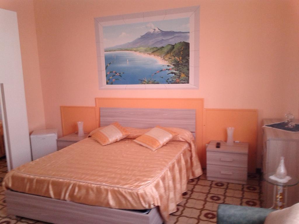 Beb I Delfini Di Casa Paola Bed & Breakfast Mascali Exterior photo