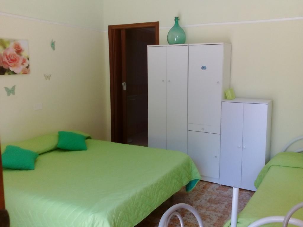 Beb I Delfini Di Casa Paola Bed & Breakfast Mascali Exterior photo